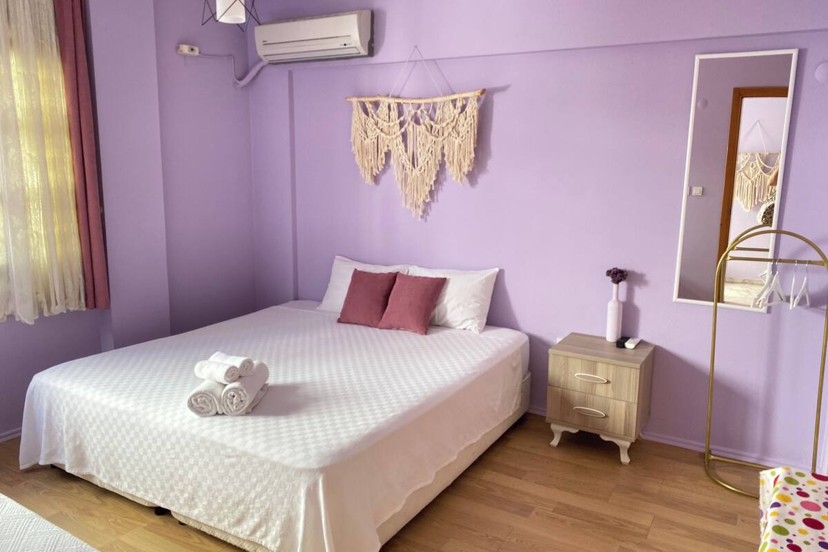 Habitación doble estándar | Decoración personalizada, tabla de planchar con plancha y wifi gratis
