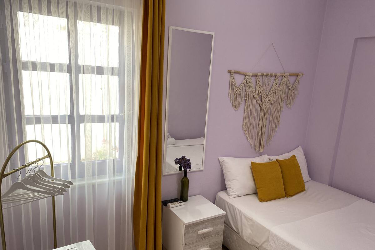 Habitación doble económica | Decoración personalizada, tabla de planchar con plancha y wifi gratis