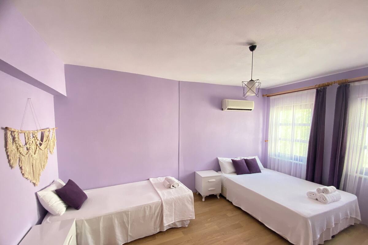 Habitación triple Deluxe, varias camas, para fumadores | Decoración personalizada, tabla de planchar con plancha y wifi gratis