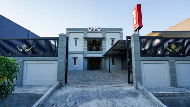 A gated entrance to a building with a sign reading "OYO". - OYO 998 La'ana Residence Syariah (Surabaya)