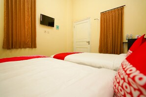 Standard Twin Room | Desk, free WiFi, bed sheets - OYO 998 La'ana Residence Syariah (Surabaya)