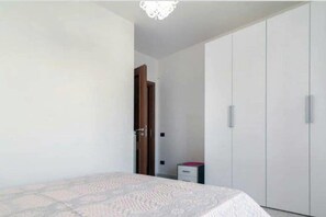 Cubrecamas, tabla de planchar con plancha, wifi gratis y ropa de cama