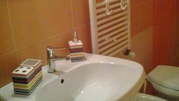 Family Double Room (Papaveri) | Bathroom sink