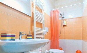 패밀리 더블룸 (Papaveri) | 욕실 | 샤워 시설, 레인폴 샤워기, 무료 세면용품, 헤어드라이어