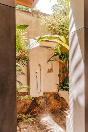 Shower, rainfall showerhead, free toiletries, hair dryer - Villa SPACE (Unawatuna)