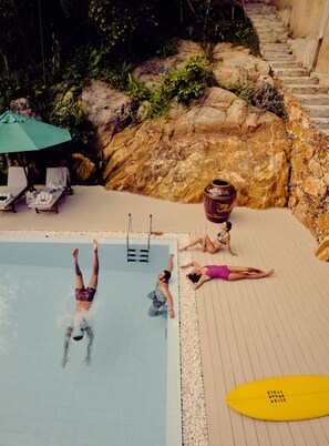 Piscine extérieure, accès possible de 8 h à 19 h, parasols