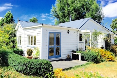 Exterior. Ploughman's Cottage - Bay of Islands Getaway