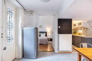 2 habitaciones, tabla de planchar con plancha y cuna de viaje 