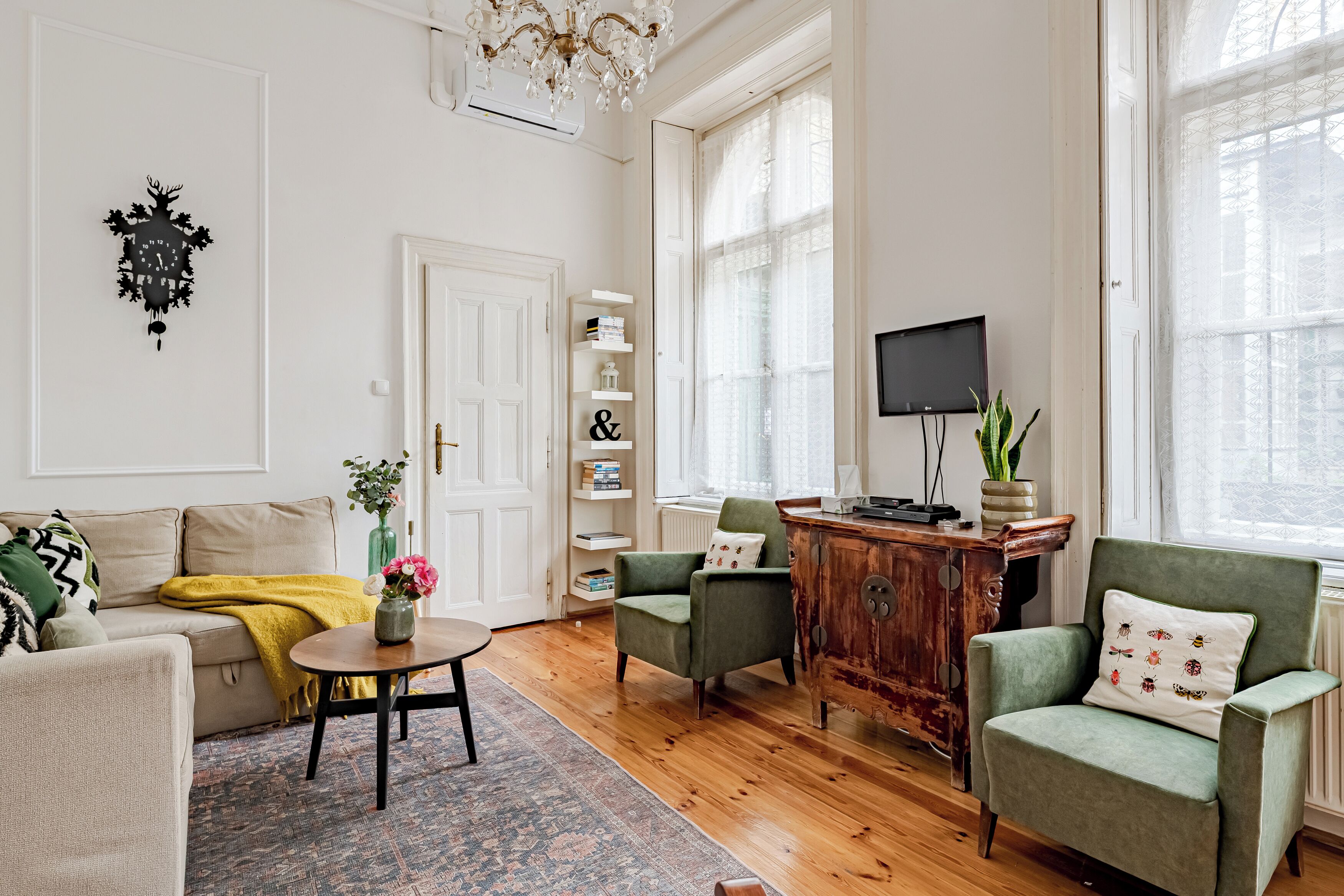 TV, lettore DVD, libri