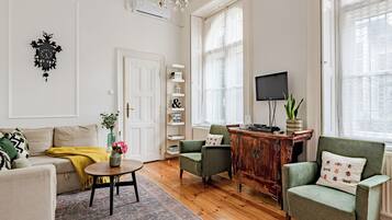 TV, lettore DVD, libri