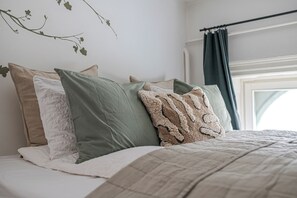2 bedrooms, iron/ironing board, travel crib, free WiFi