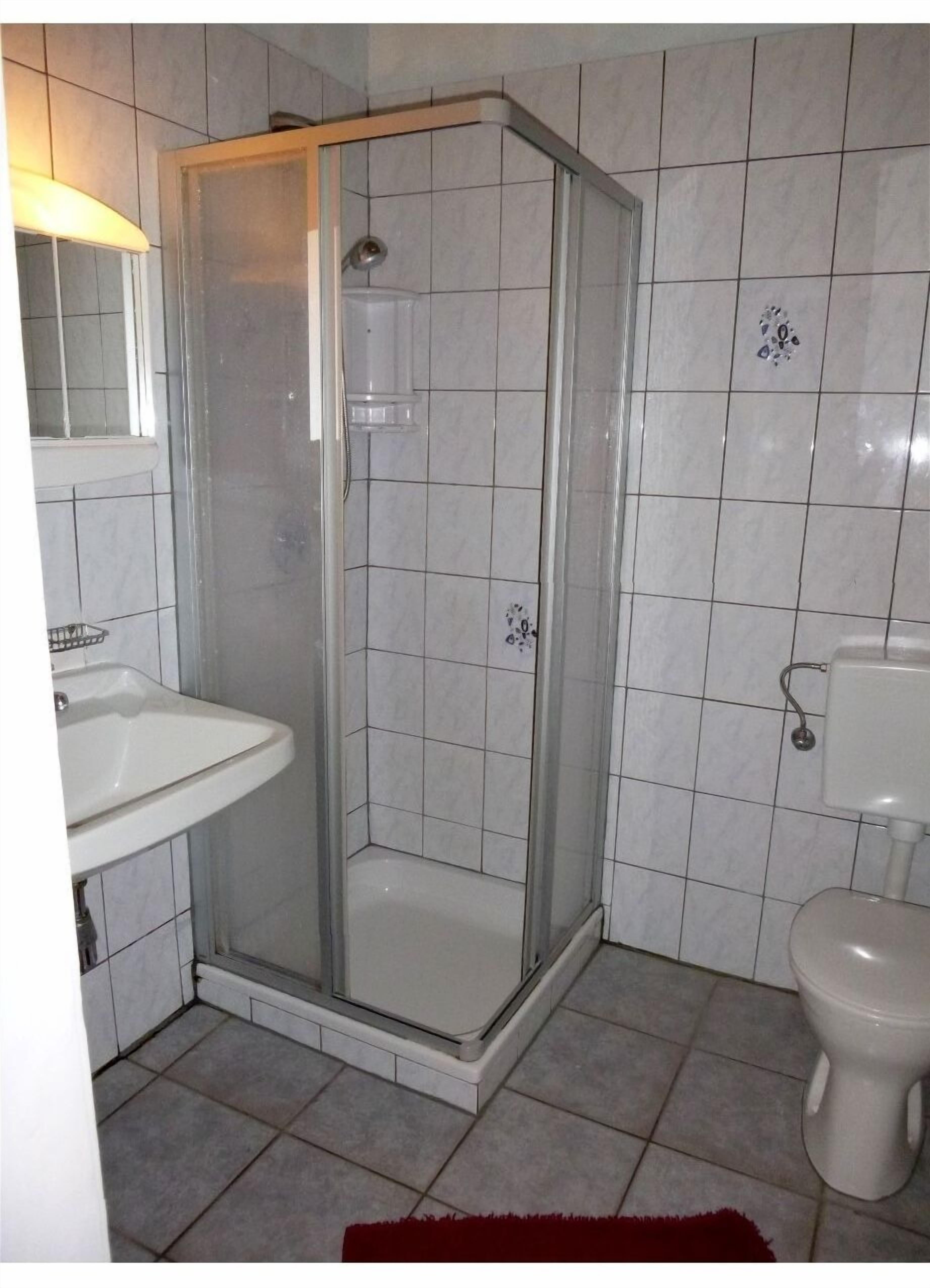 Dusj, håndklær og toalettpapir