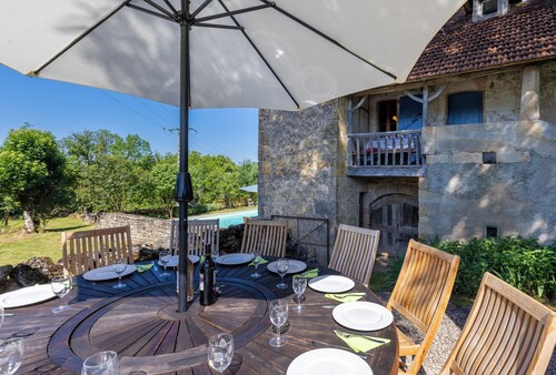 Attrayante ferme en pierre dans Quercy; grand jardin, piscine privée et sécurisé