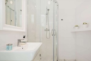 Shower, hair dryer, towels, shampoo