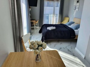 Een strijkplank/strijkijzer, wifi, beddengoed
