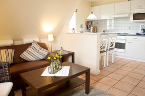 Fridge, microwave, oven, stovetop -  cozy u. family-friendly apartment in the artists' village of Oldsum (Oldsum)