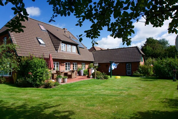 Exterior -  cozy u. family-friendly apartment in the artists' village of Oldsum (Oldsum)