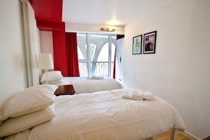 In-room safe, desk, laptop workspace, iron/ironing board - Acorn - Kamen House Apartments (London)