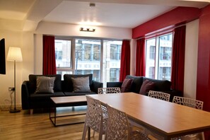 35-inch flat-screen TV with digital channels, LED TV - Acorn - Kamen House Apartments (London)