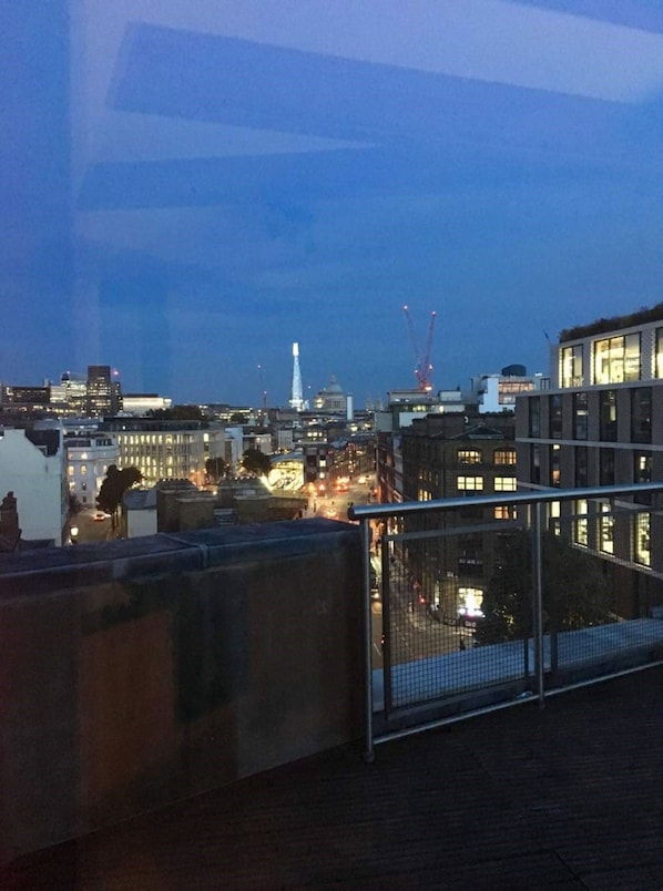 City view from property - Acorn - Kamen House Apartments (London)