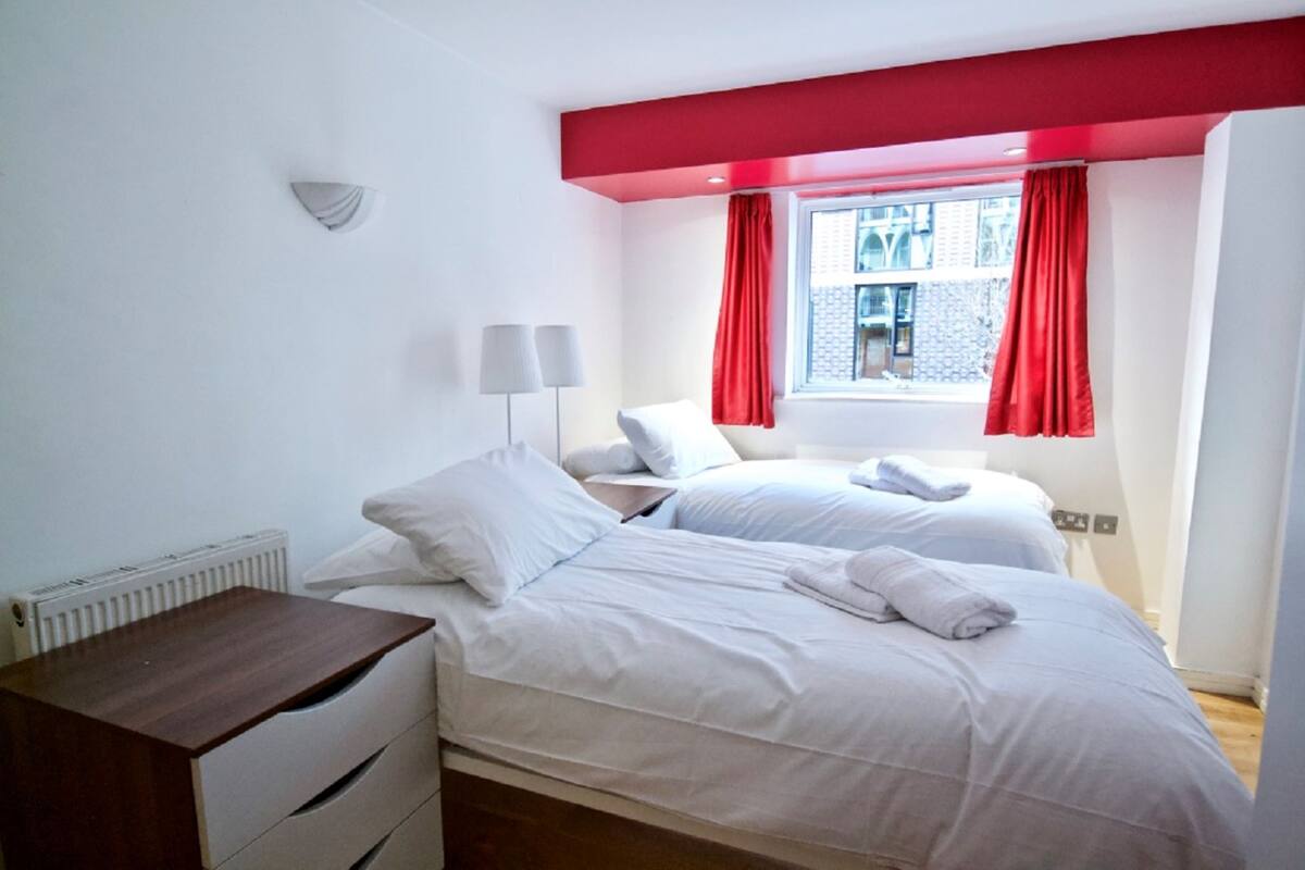 Een kluis op de kamer, een bureau, een laptopwerkplek