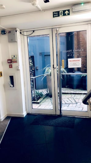 Property entrance - Acorn - Kamen House Apartments (London)