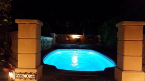 Uma piscina cercada por pilares de pedra com uma placa indicando 'POOL 140'.