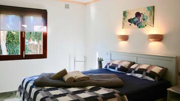 Iron/ironing board, travel crib, WiFi, bed sheets