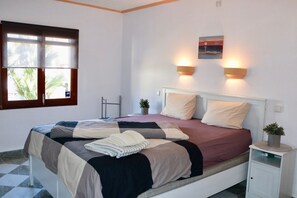 Fer et planche à repasser, lit parapluie, Wi-Fi, draps fournis