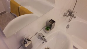 Deluxe Double Room (2C) | Bathroom sink - Km 0 Charming Studios (Bucharest)