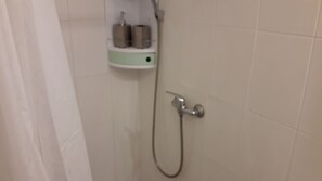 Deluxe Double Room (C1) | Bathroom shower