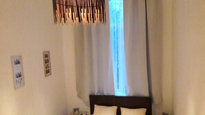 Deluxe Double Room (3C) | Egyptian cotton sheets, premium bedding, memory foam beds - Km 0 Charming Studios (Bucharest)