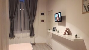 Quarto casal luxo (2C) | Área de estar | TV LCD 50 polegadas com canais a cabo, TV, Netflix