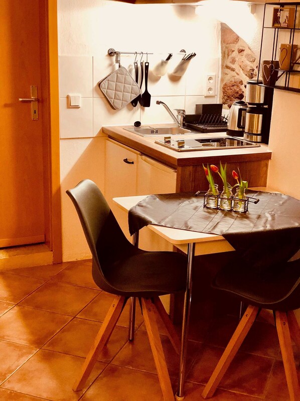 Réfrigérateur, bouilloire électrique, grille-pain, chaise haute