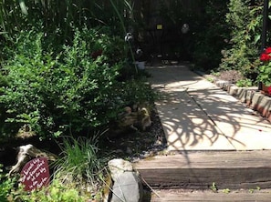 A pathway through a garden with a sign on the left. - Neisse - Old town house/holiday apartments Görlitz (Görlitz)