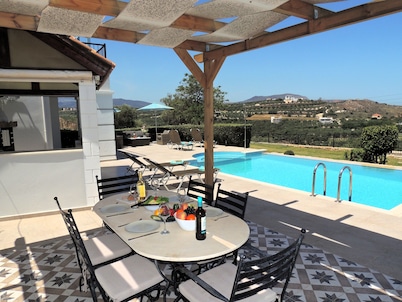 3 Bedroom Villa , Heated Pool, stunning sea & mountain views, close to beach.