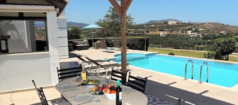 Villa med 3 soveværelser, opvarmet pool, fantastisk udsigt over havet og bjergene, tæt på stranden.