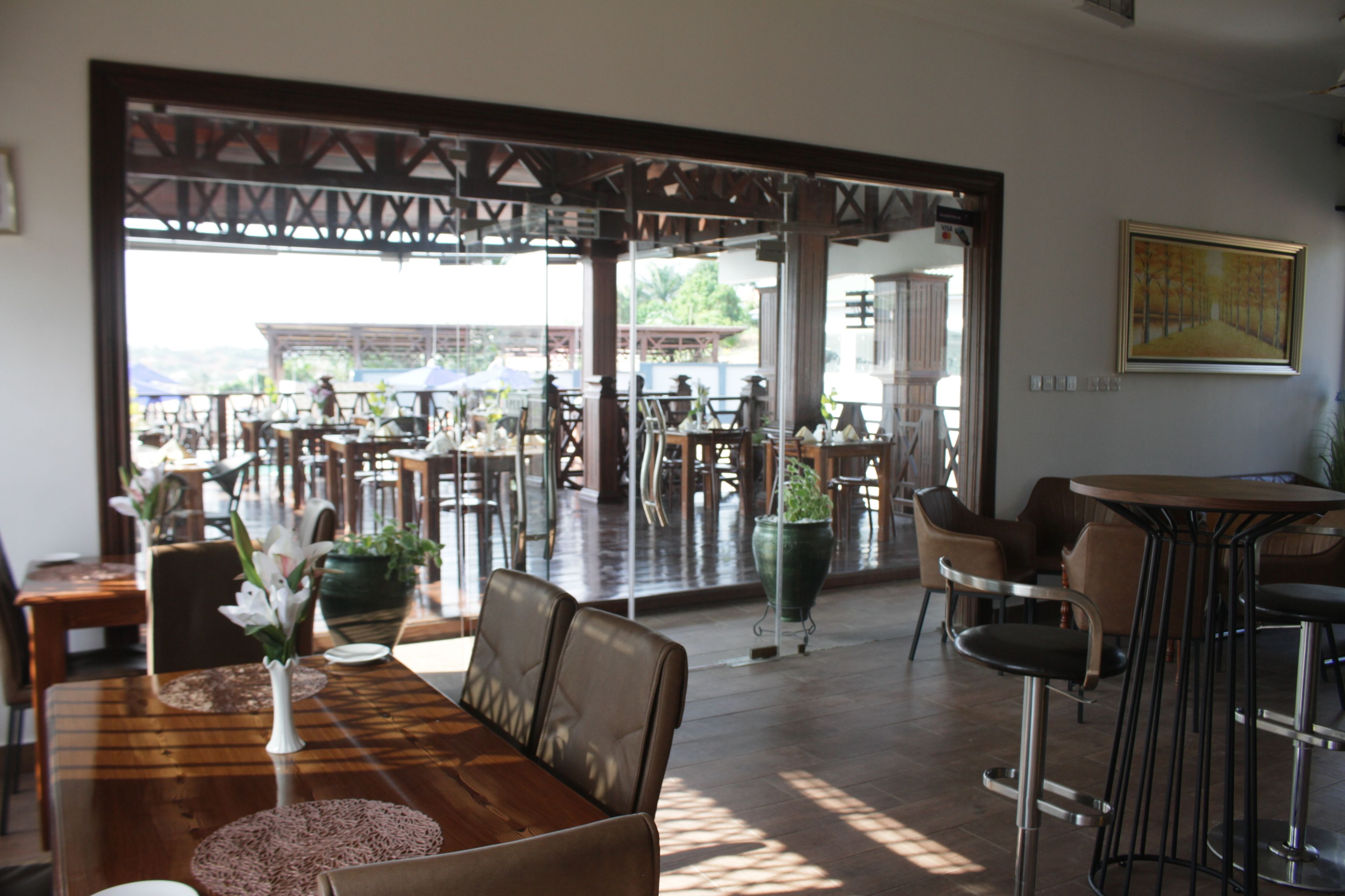 2 restaurants, serveren lunch, diner, lokale gerechten