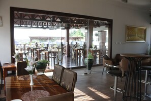 2 restaurants, lunch, dinner served; local cuisine - Grace Garden Hotel (Sekondi-Takoradi)