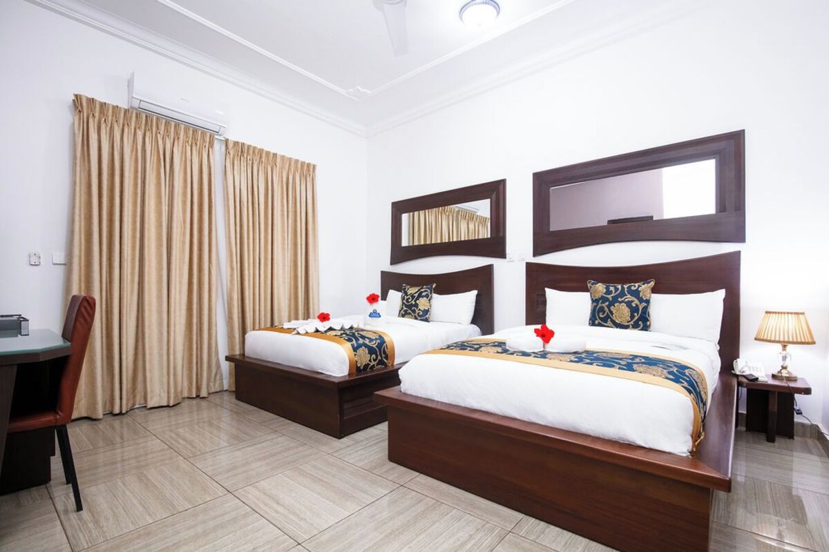 ห้องดับเบิลหรือทวิน | ตู้นิรภัยในห้องพัก, โต๊ะทำงาน, พื้นที่ทำงานแบบใช้แล็ปท็อป, ผ้าม่านกันแสง