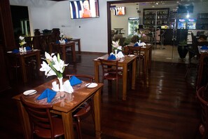 2 restaurants; lunch and dinner served  - Grace Garden Hotel (Sekondi-Takoradi)