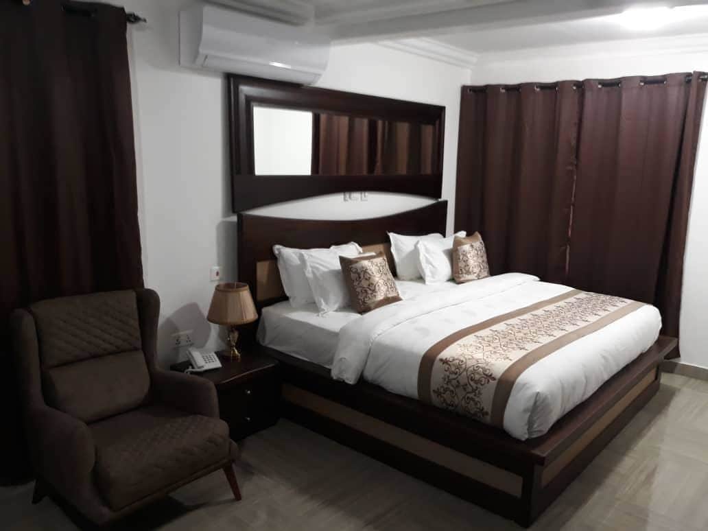 Executive Room | In-room safe, desk, laptop workspace, blackout drapes