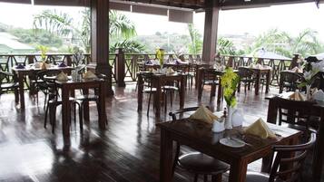 2 restaurants, lunch, dinner served; local cuisine