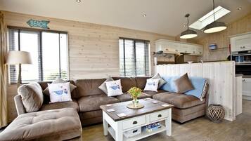 Luxury Lodge (Sea Monkey) | Living room | Flat-screen TV