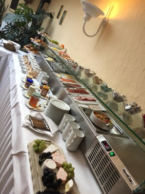 Lunch and dinner served