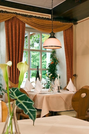 Lunch and dinner served  - Hotel zum Anker (Neumagen-Dhron)