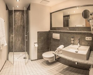 Een douche, gratis toiletartikelen, een haardroger, handdoeken