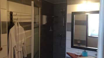 Double Room (Le Châtaigner) | Bathroom | Towels