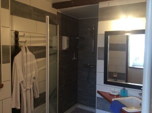 Habitación doble (Le Châtaigner) | Baño | Toallas
