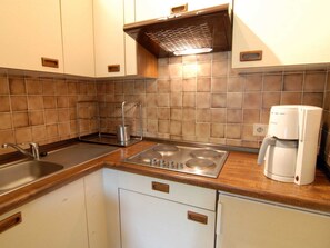 Kühlschrank, Wasserkocher, Toaster, Kochgeschirr/Geschirr/Besteck